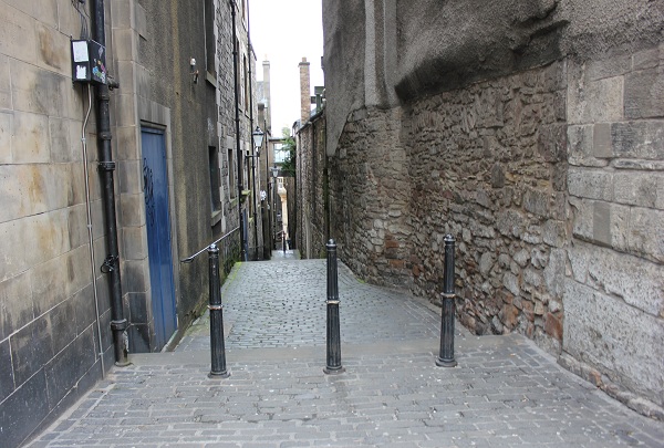 An alley on the Royal Mile in Edinburgh Scotland